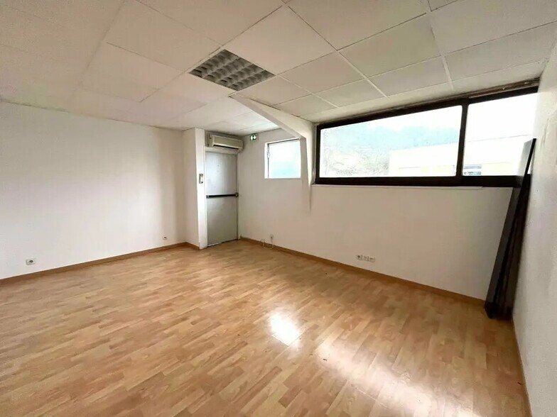 Bureau dans Le Cannet à louer - Photo de l’immeuble – Image 2 sur 12
