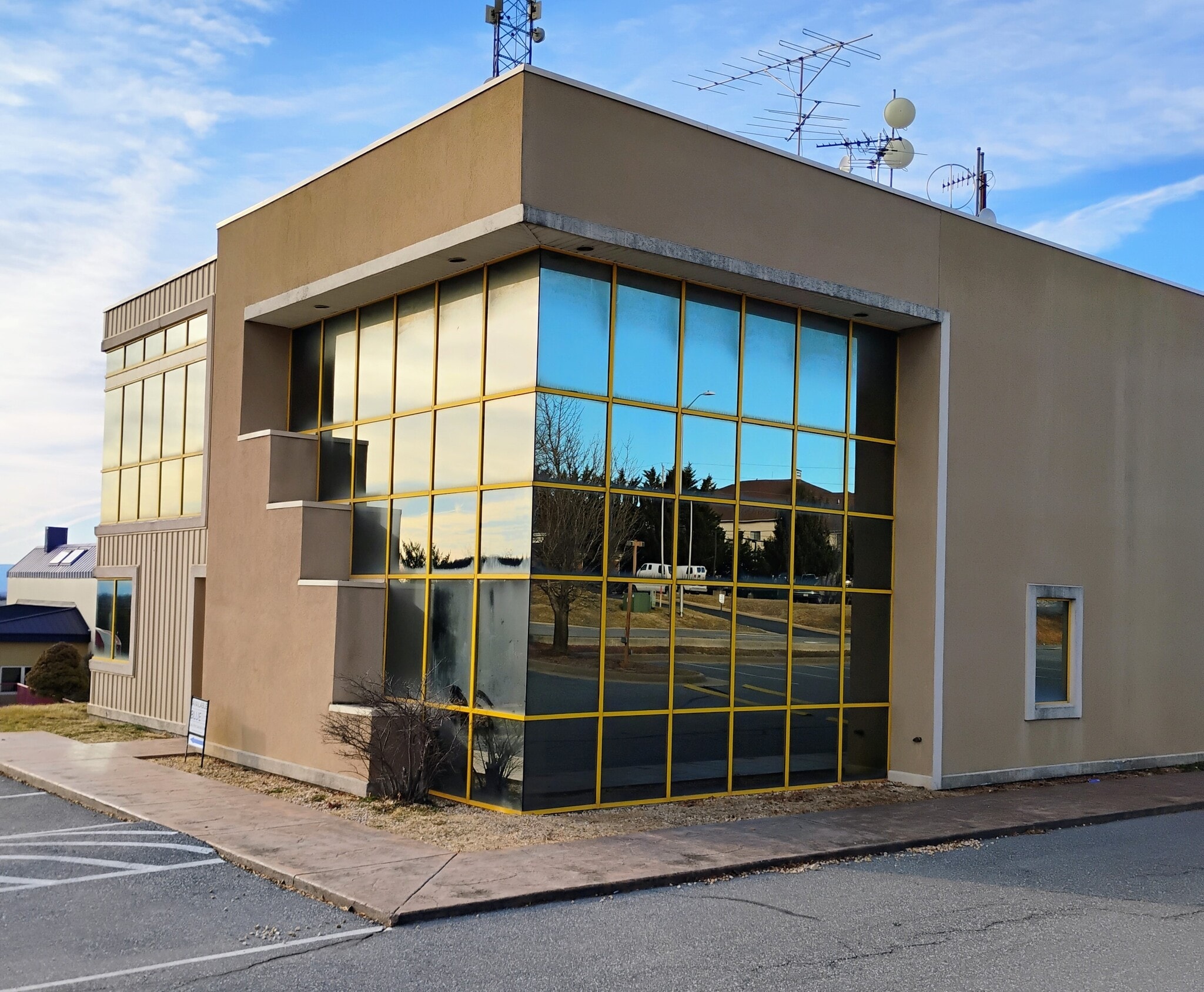 207 University Blvd, Harrisonburg, VA à louer Photo de l’immeuble– Image 1 sur 8