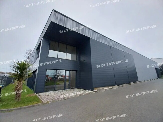 Plus de détails pour Local d'activités à louer