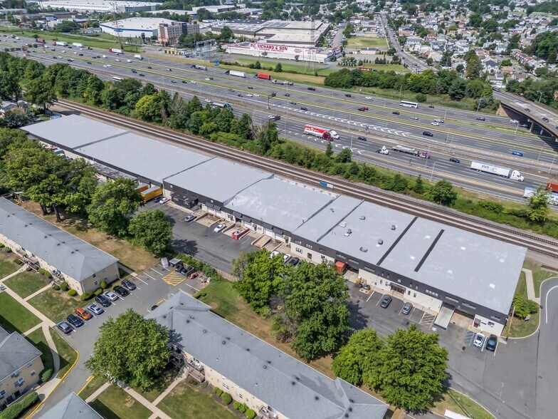 1001 Roosevelt Ave, Carteret, NJ à louer - Photo de l’immeuble – Image 3 sur 3