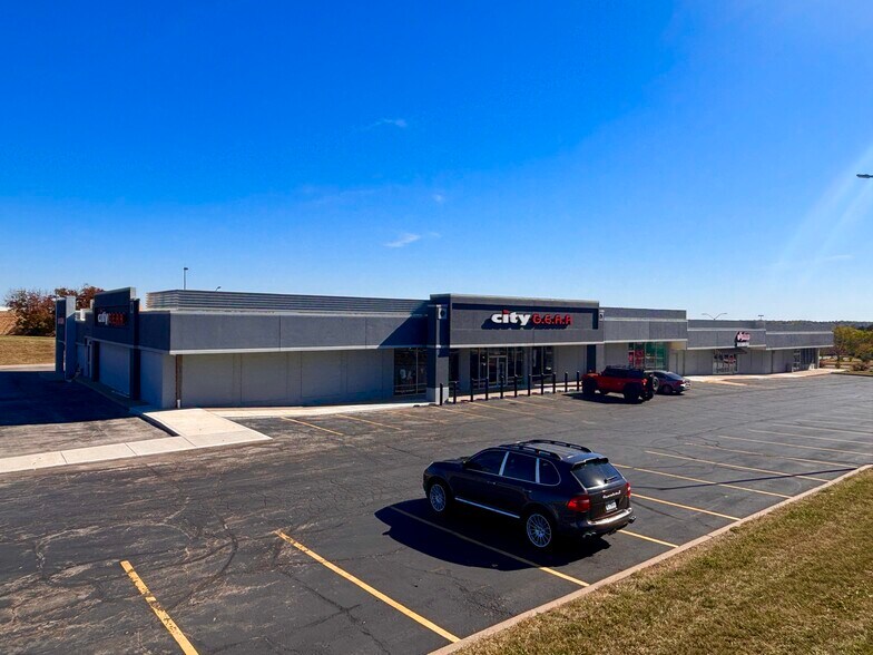 18675 E 39th St, Independence, MO à louer - Photo de l’immeuble – Image 1 sur 12