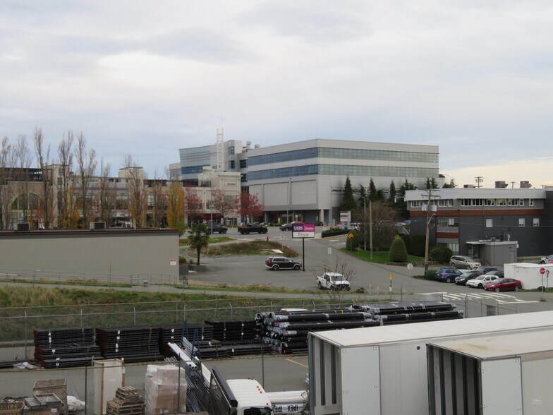 524E Culduthel Rd, Victoria, BC à louer - Photo de l’immeuble – Image 2 sur 4