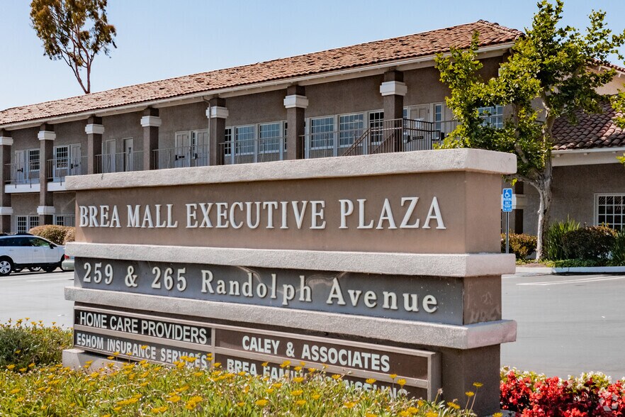 265 S Randolph Ave, Brea, CA à louer - Photo de l’immeuble – Image 1 sur 6