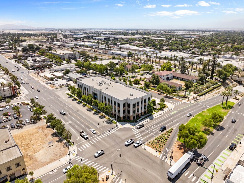 150 E Holt Blvd, Ontario, CA à vendre - Photo de l’immeuble – Image 3 sur 26