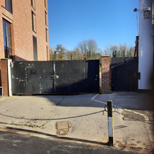 1 Walnut Tree Close, Guildford à louer - Photo de l’immeuble – Image 2 sur 2