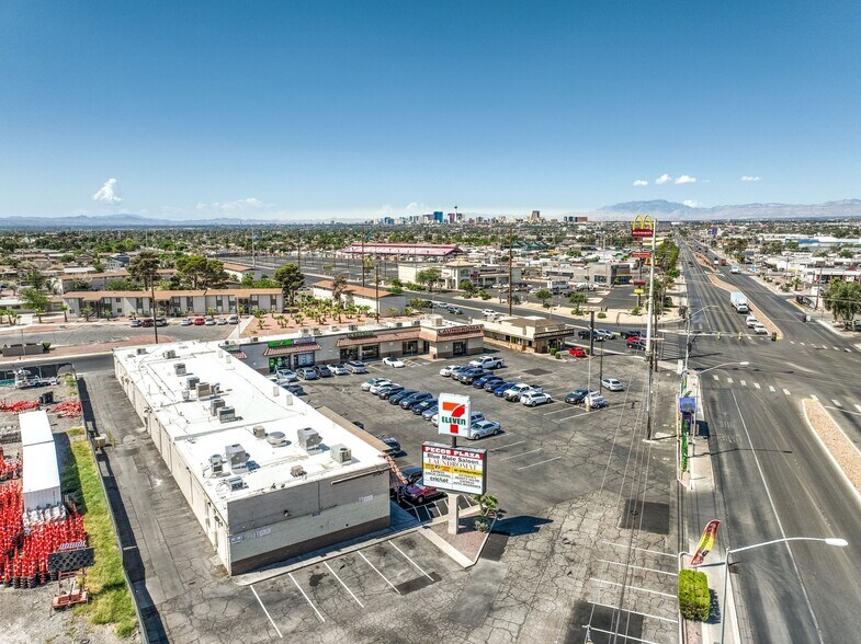 3104-3130 N Las Vegas Blvd, Las Vegas, NV à louer - Photo de l’immeuble – Image 2 sur 11