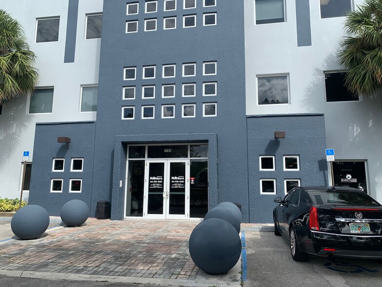 7791 NW 46th St, Doral, FL à louer - Photo de l’immeuble – Image 2 sur 8