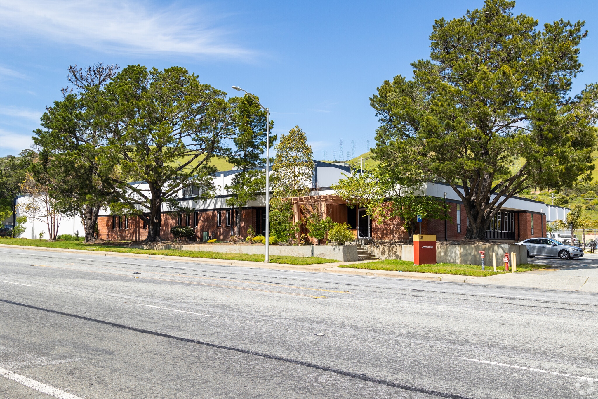 430 Valley Dr, Brisbane, CA à louer Photo principale– Image 1 sur 29