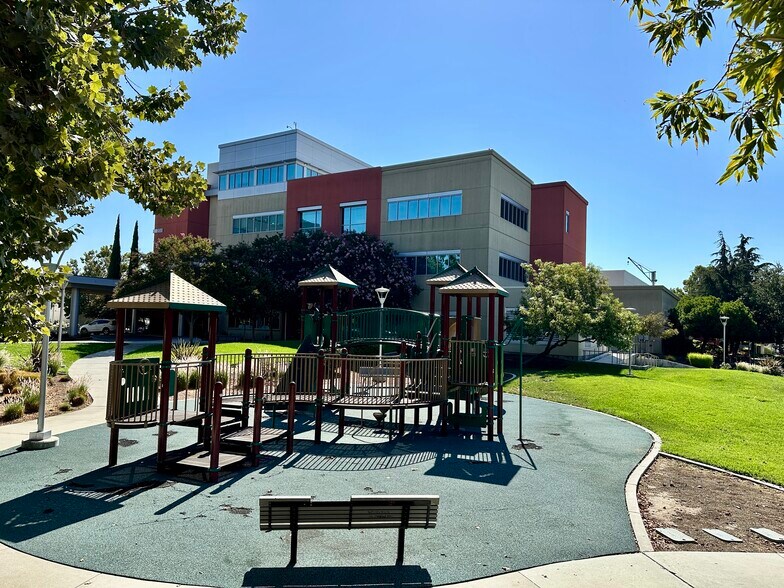 200 Jose Figueres Ave, San Jose, CA à vendre - Photo de l’immeuble – Image 3 sur 8