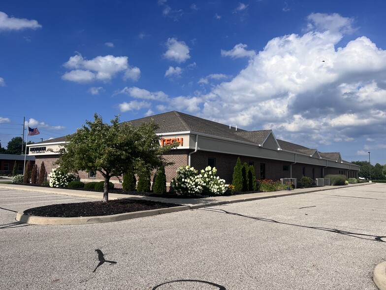 881 Parkway Ave, Elkhart, IN à louer - Photo de l’immeuble – Image 2 sur 13