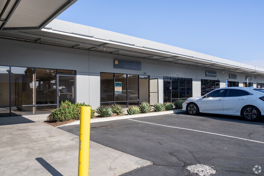 2120 W Mission Rd, Escondido, CA à louer - Photo de l’immeuble – Image 2 sur 3