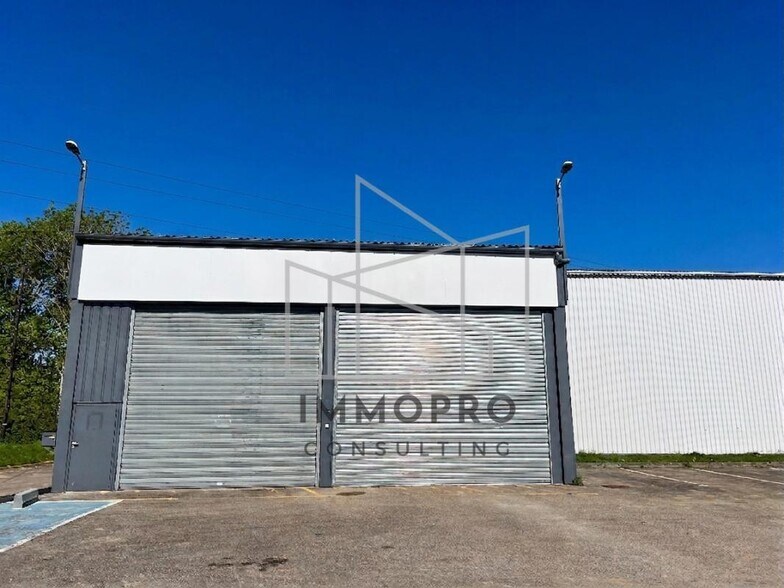 Local d'activités dans La Saussaye à vendre - Photo de l’immeuble – Image 2 sur 7