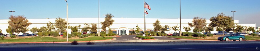 2500 N Plaza Dr, Visalia, CA à louer - Photo de l’immeuble – Image 2 sur 7