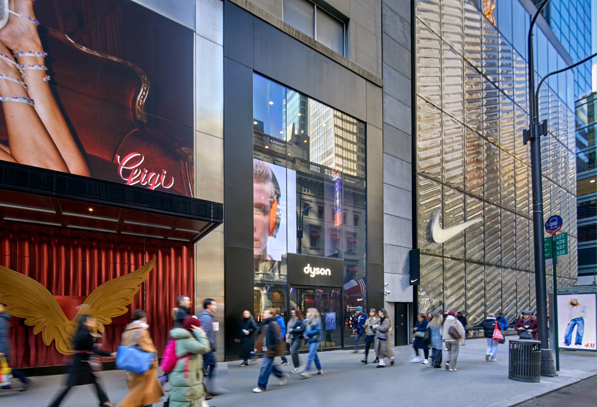 640 Fifth Ave, New York, NY à louer Photo de l’immeuble– Image 1 sur 8