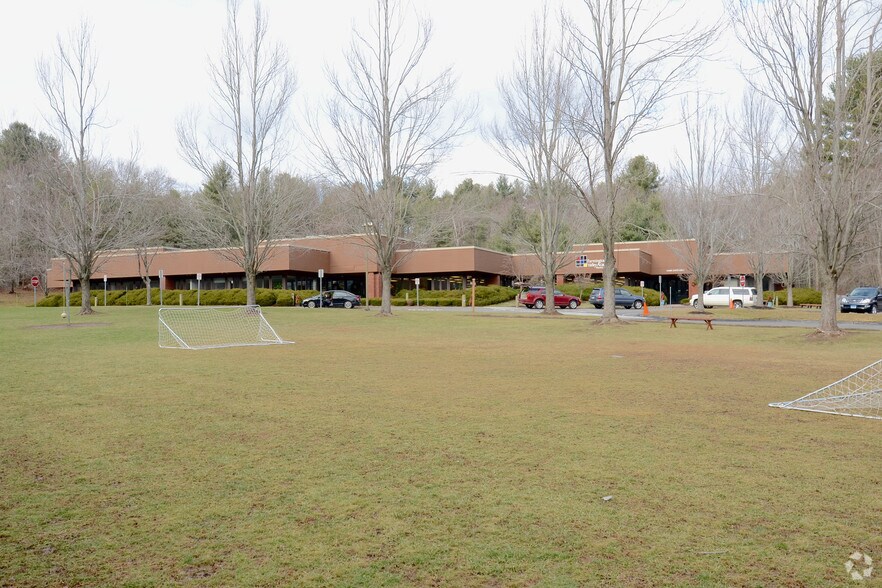 150 Fisher Dr, Avon, CT à louer - Photo de l’immeuble – Image 2 sur 7