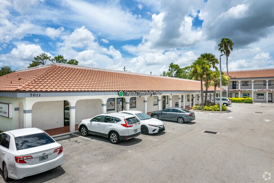 7011-7051 Cypress Ter, Fort Myers, FL à louer - Photo de l’immeuble – Image 3 sur 5