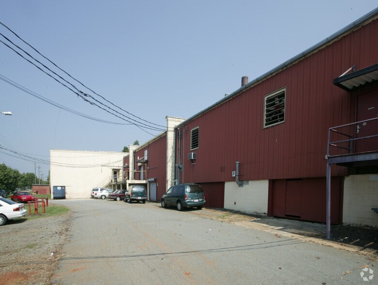 106 E Railroad Ave, Gibsonville, NC à louer - Photo de l’immeuble – Image 2 sur 8