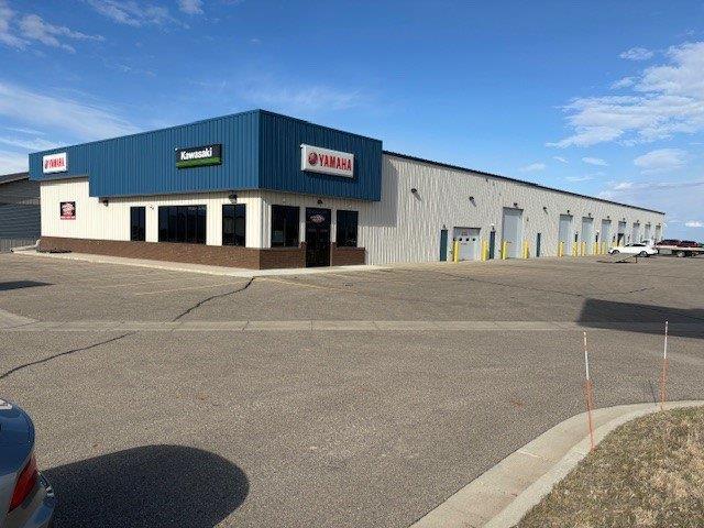 111 NE 45th Ave, Minot, ND à louer Photo principale– Image 1 sur 11