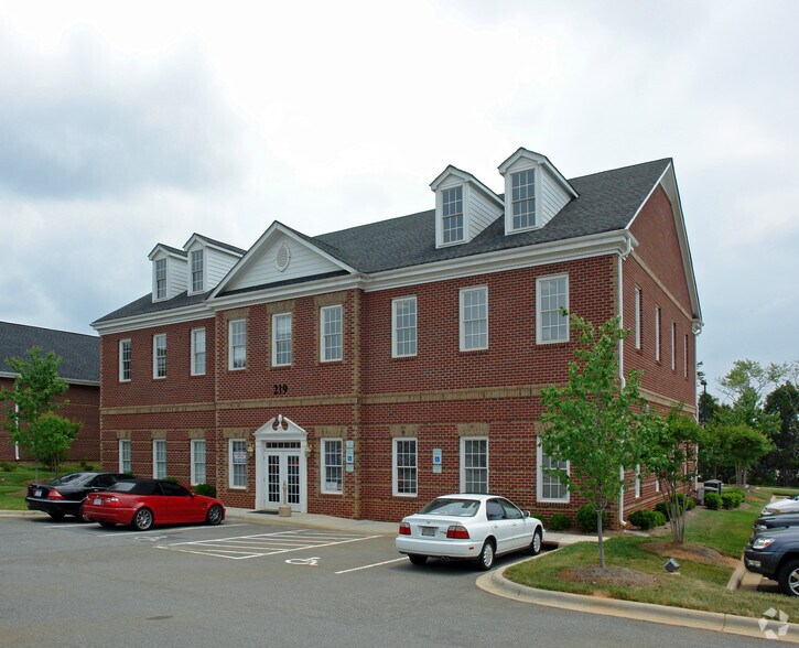 219 Williamson Rd, Mooresville, NC à louer - Photo de l’immeuble – Image 1 sur 5