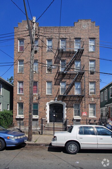 19 Hubbard Pl, Brooklyn, NY à vendre - Photo de l’immeuble – Image 2 sur 7