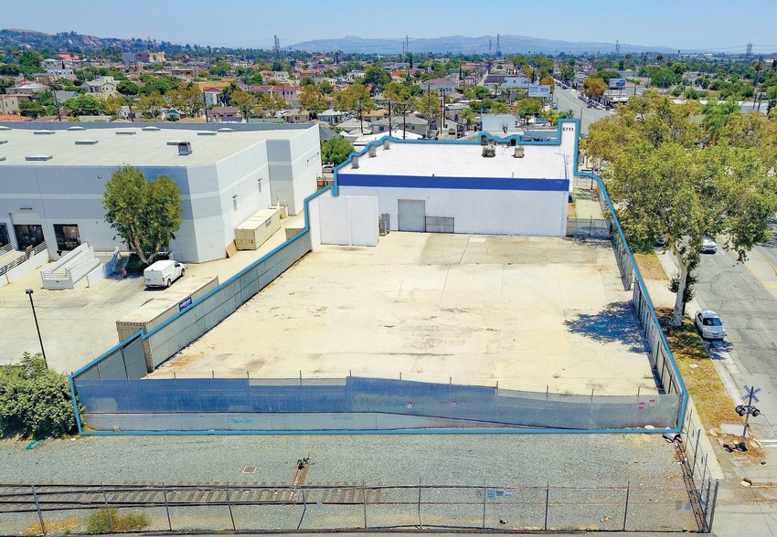 5711 E Olympic Blvd, Commerce, CA à louer - Photo de l’immeuble – Image 3 sur 9