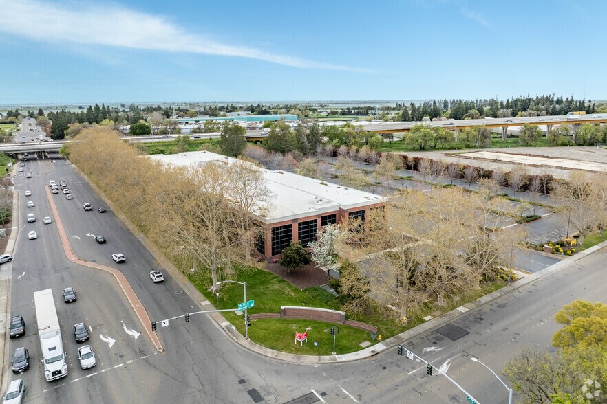750 Riverpoint Dr, West Sacramento, CA à louer - Aérien – Image 3 sur 8