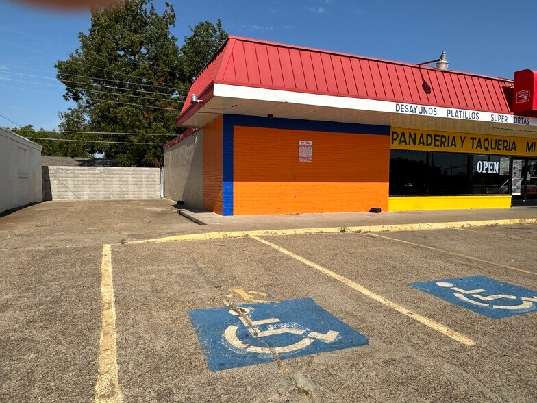 1821 Crestridge Dr, Mesquite, TX à vendre - Photo de l’immeuble – Image 2 sur 18