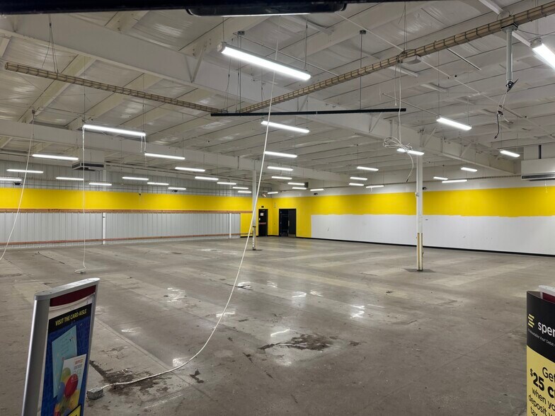 16015 Lake Shore Blvd, Cleveland, OH à louer - Photo de l’immeuble – Image 3 sur 9