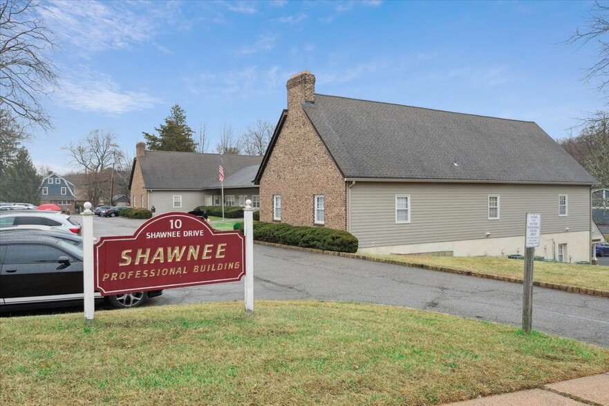 10 Shawnee Dr, Watchung, NJ à louer - Photo de l’immeuble – Image 1 sur 15