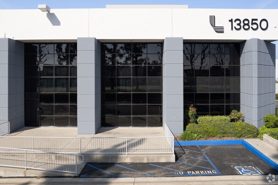 13850 Central Ave, Chino, CA à louer - Photo de l’immeuble – Image 3 sur 7