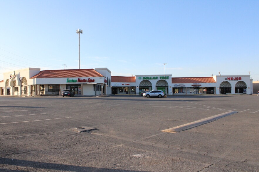 8041 N Mesa St, El Paso, TX à louer - Photo de l’immeuble – Image 3 sur 13
