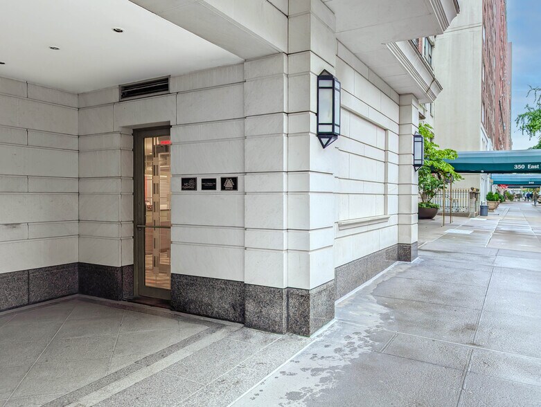 360 E 72nd St, New York, NY à vendre - Photo de l’immeuble – Image 1 sur 4