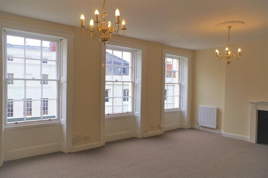 42 Clarence St, Cheltenham à louer - Photo de l’immeuble – Image 3 sur 14