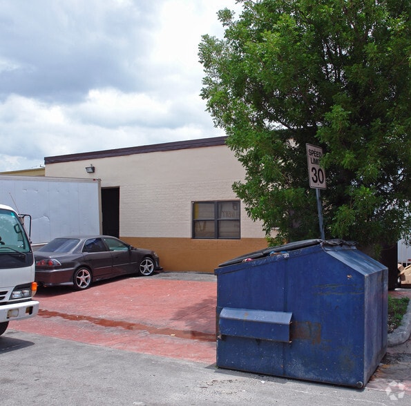 1022 E 27th St, Hialeah, FL à vendre - Photo de l’immeuble – Image 2 sur 2
