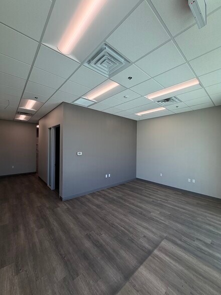 4670 W Silverado Ranch Blvd, Las Vegas, NV à louer - Photo de l’immeuble – Image 3 sur 15
