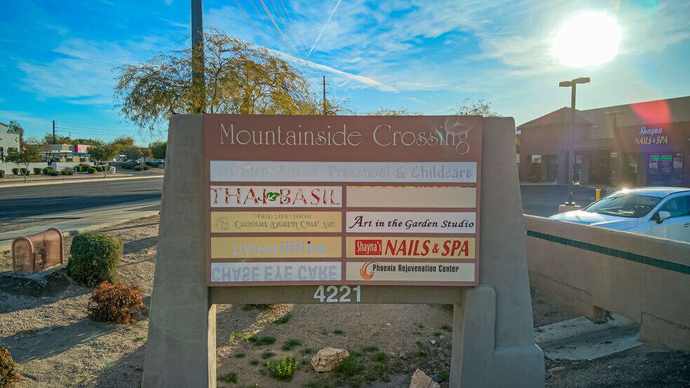 4221 E Chandler Blvd, Phoenix, AZ à louer - Photo de l’immeuble – Image 3 sur 15