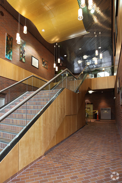 250 Monroe Ave NW, Grand Rapids, MI à louer - Hall d’entrée – Image 3 sur 9