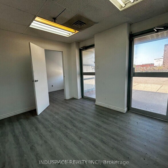 2400 Lucknow Dr, Mississauga, ON à louer - Photo de l’immeuble – Image 3 sur 7
