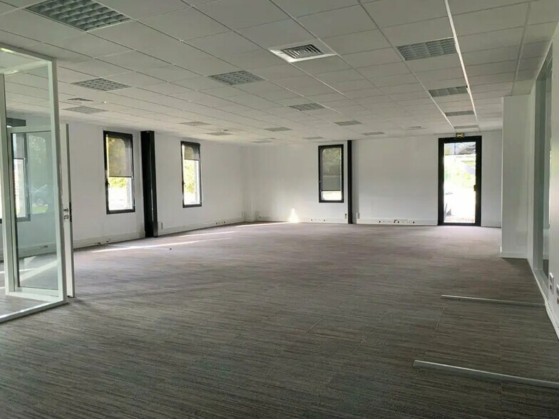 Bureau dans Vaulx-Milieu à louer - Photo de l’immeuble – Image 1 sur 12