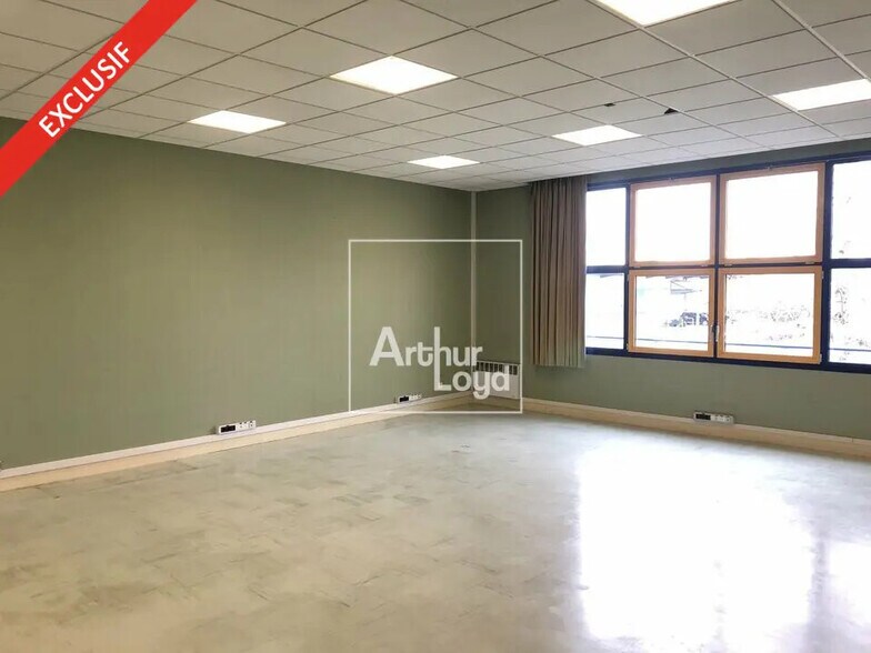 Bureau dans Vaux-le-Pénil à vendre - Photo de l’immeuble – Image 2 sur 4
