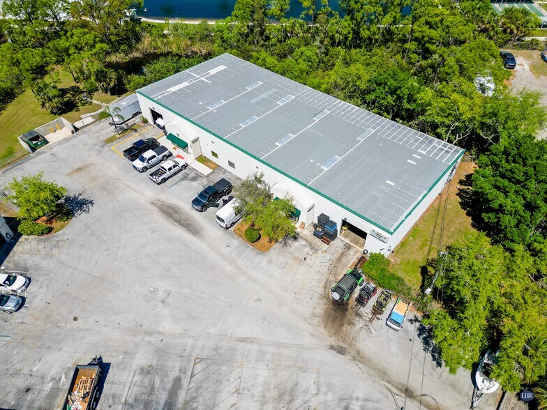 4200 Dow Rd, Melbourne, FL à louer - Photo de l’immeuble – Image 1 sur 7