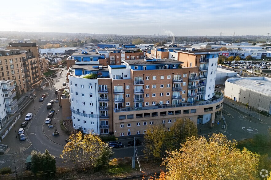 11-19 Whitestone Way, Croydon à vendre - Photo de l’immeuble – Image 2 sur 3