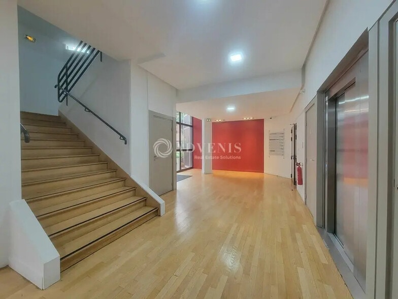 Bureau dans Saint-Denis à louer - Photo de l’immeuble – Image 3 sur 9