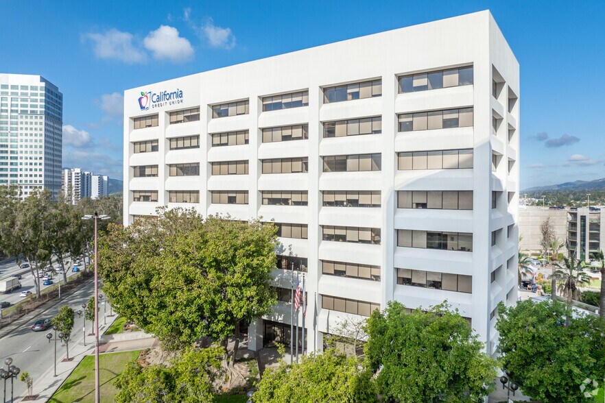 701 N Brand Blvd, Glendale, CA à louer - Photo de l’immeuble – Image 2 sur 8
