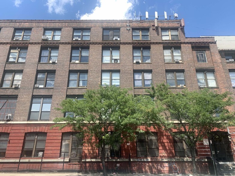 1027 Grand St, Brooklyn, NY à louer - Photo de l’immeuble – Image 3 sur 23