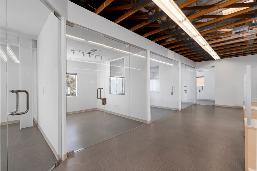 7543 Woodley Ave, Van Nuys, CA à louer - Photo de l’immeuble – Image 3 sur 14