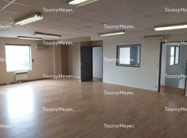 Plus de détails pour Local d'activités à louer