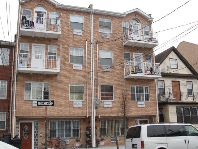 35-25 109th St, Corona, NY à vendre - Photo de l’immeuble – Image 2 sur 5