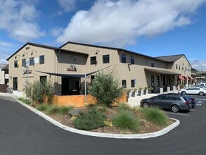 3340 Ramada Dr, Paso Robles, CA à louer Photo de l’immeuble– Image 2 sur 8