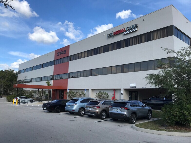 3745 Broadway, Fort Myers, FL à louer - Photo de l’immeuble – Image 1 sur 6